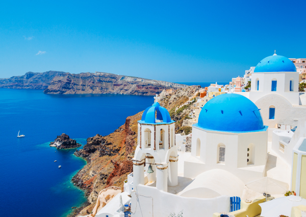 Isla de Santorini, vista del océano y arquitectura tradicional de la iglesia