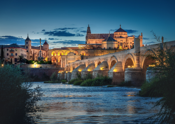 Catedral y el Puente Romano de Córdoba, España