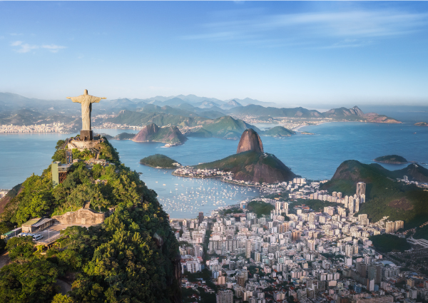 Montaña de corcovado con estatua de Cristo Redentor, bahía de guanabara y montaña pan de azúcar.