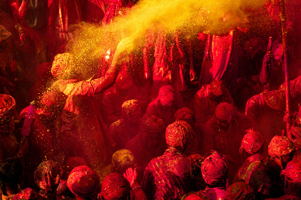 Personas en el Festival Holi en India celebrando con polvos de colores