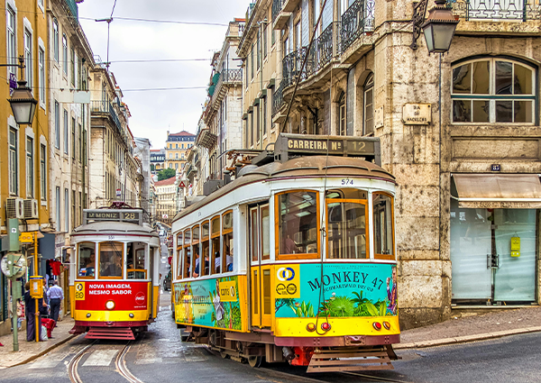 Tranvía de Lisboa Portugal recorriendo las calles históricas de la ciudad