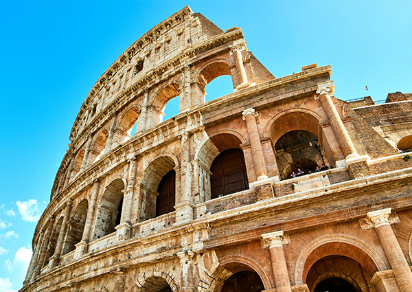 Coliseo de Roma en Italia, monumento histórico y atractivo turístico