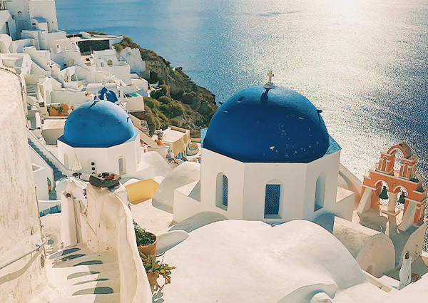 Iglesias en Oia, Santorini, Grecia con cúpulas azules y vistas al mar Egeo