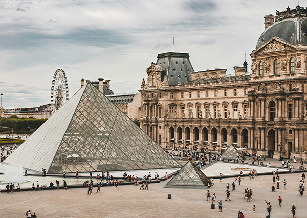 Museo del Louvre en París con la pirámide de cristal y obras de arte famosas