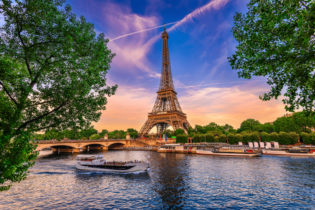 Torre Eiffel en París con el río Sena y barcos navegando